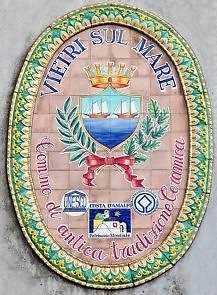 Vivere sul mare, simbolo di libertà e serenità, rappresentato dall'emblema di Appunti Sul Blog con dettagli colorati e un design emblematico.