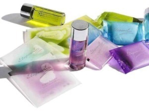 Profumi natalizi colorati in confezioni varie, ideale per regali di Natale e decorazioni festose. Bottiglie e pacchetti di fragranze in tonalità vivaci per un'atmosfera natalizia elegante e profumata.