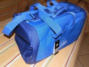 Borsa sportiva Adidas blu con tasche e tracolle per allenamento e viaggio.