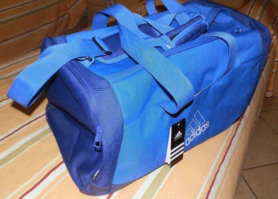 Borsa sportiva Adidas blu con tasche e tracolle per allenamento e viaggio.