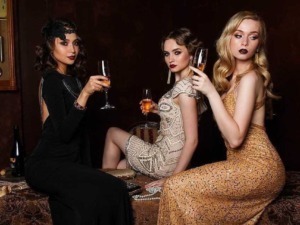 Tre donne eleganti a un evento in abiti da cerimonia