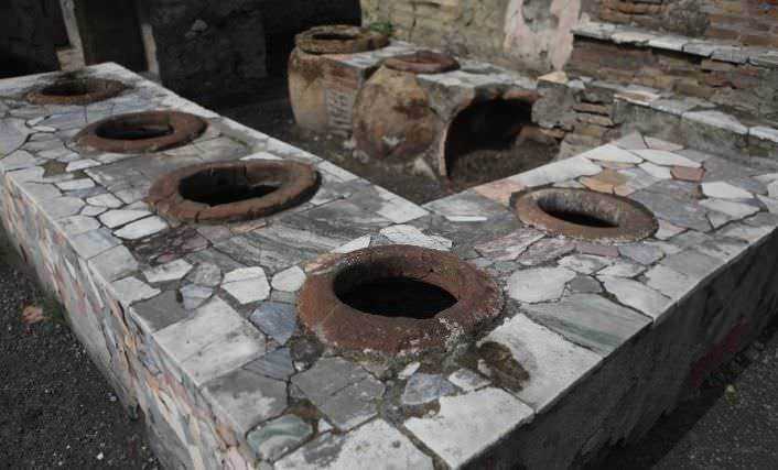 Caldaia antica in pietra e mattoni per produzione di calore, oggetto storico di architettura rustica italiana.