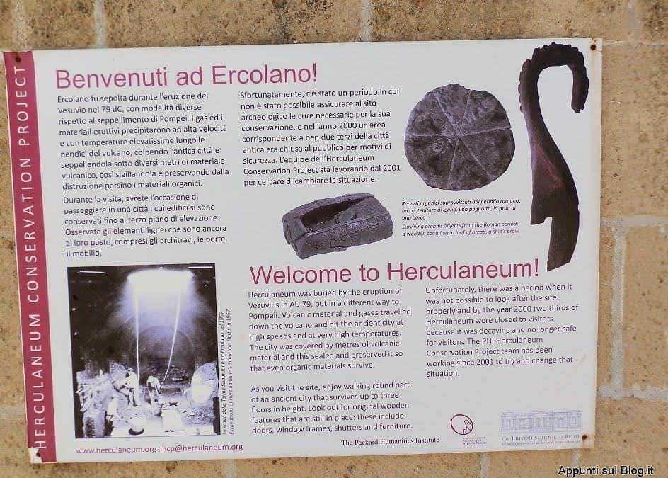Testo alternativo: Pannello informativo su Herculaneum, con immagini di un loto di pietra e di un'auto antica, descrizione storica e attività di visita per turisti e appassionati di archeologia.