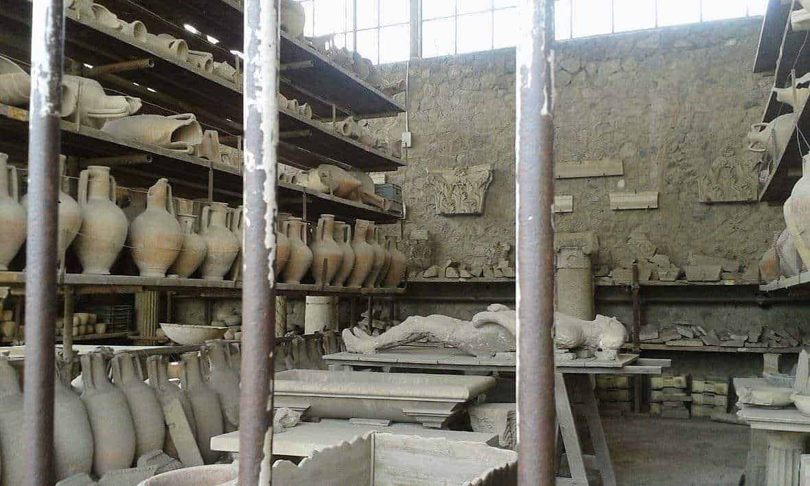 Vasi in ceramica e resti archeologici in un laboratorio di restauro di antichi reperti archeologici, ambiente di conservazione e studio degli oggetti storici in terracotta.