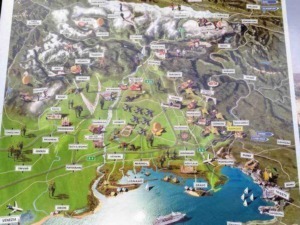 Vettore di mappe turistiche del Nord Italia con città, montagne e punti di interesse rilevanti.