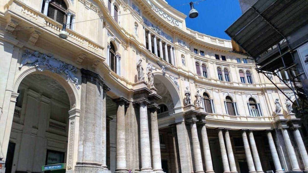 Maestosa facciata del Teatro dell'Opera di Roma con colonne imponenti e decorazioni barocche, esempio di architettura classica e arte teatrale.
