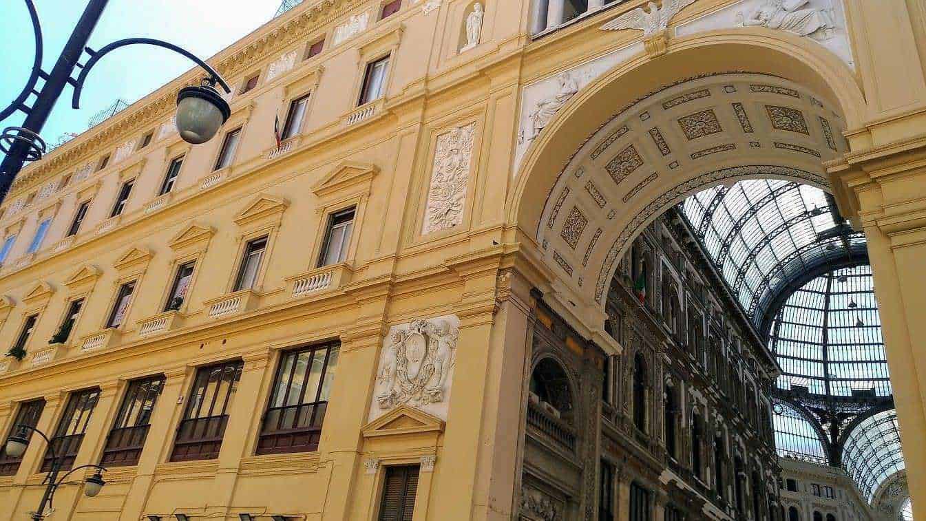 Imponente Architettura Storica con Arcate in Vetro nel Centro Commerciale Galleria Vittorio Emanuele II. Duplice Bellezza Architettonica e Artigianale