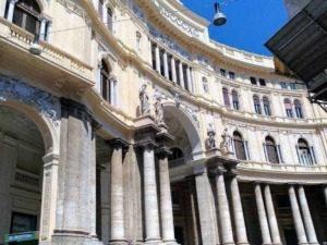 Maestosa facciata del Teatro dell'Opera di Roma con colonne imponenti e decorazioni barocche, esempio di architettura classica e arte teatrale.