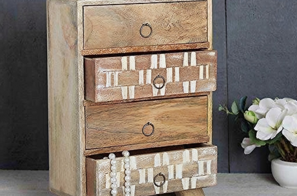 Vintage comò con cassetti in stile rustico, decorato con perle e abbinato a fiori bianchi, ideale come elemento di arredo shabby chic per la casa.