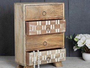Vintage comò con cassetti in stile rustico, decorato con perle e abbinato a fiori bianchi, ideale come elemento di arredo shabby chic per la casa.