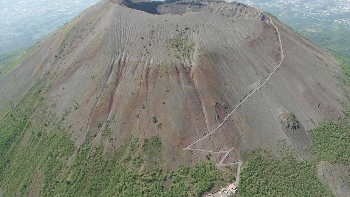 Vulcano etna con sentiero e funicolare, vista aerea dal drone, paesaggio vulcanico in Sicilia, turismo e escursioni sull'Etna.