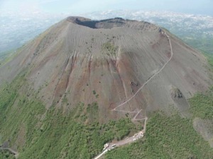 Vulcano etna con sentiero e funicolare, vista aerea dal drone, paesaggio vulcanico in Sicilia, turismo e escursioni sull'Etna.