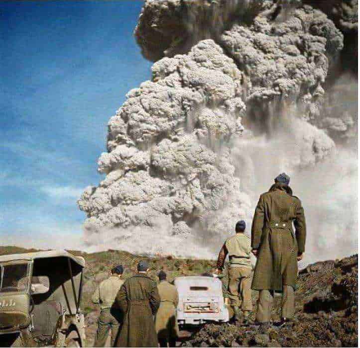 Eruption-vulcanica-vento-asma-nuvole-tera-storica-ambienti-naturalistici.