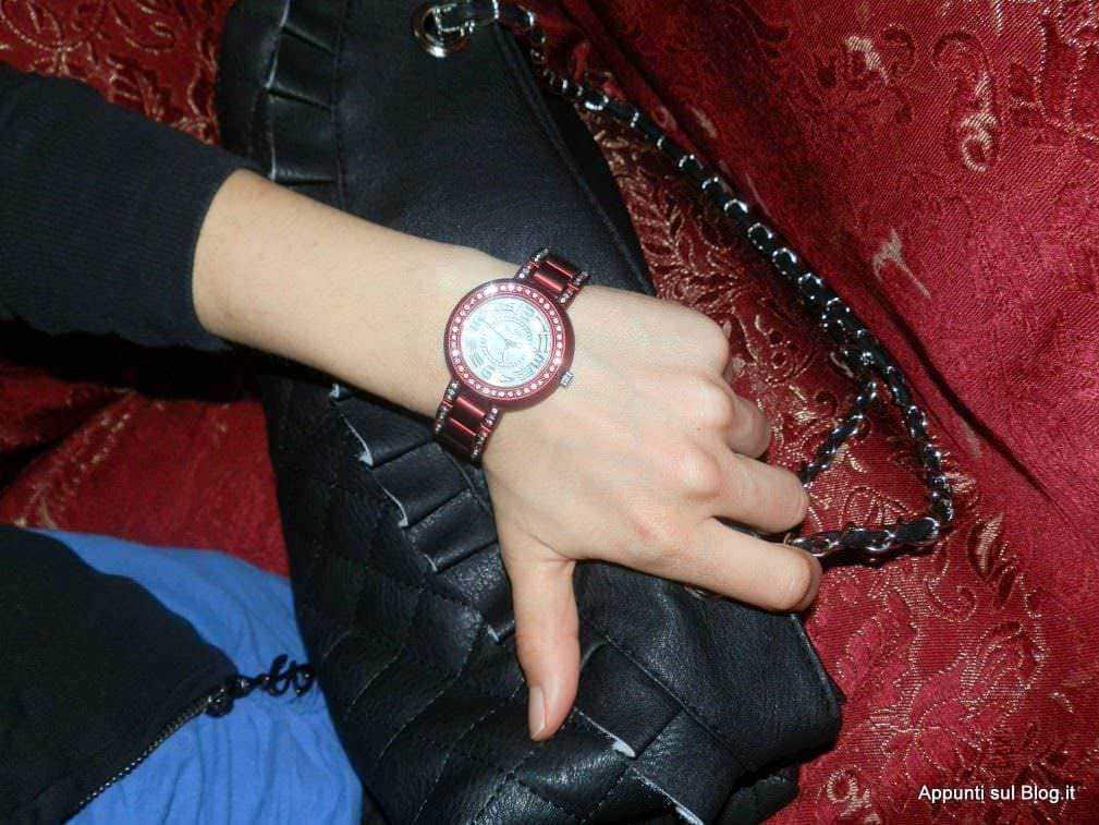 Orologio donna con cinturino metallico rosa e incastonature di cristalli, stile elegante e glamour.