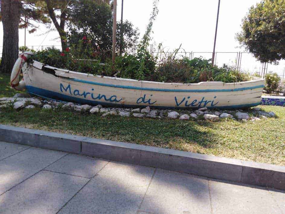 Villetta storica in stile italiano con balconi e finestre a vetri, circondata da alberi e piante verdi, in un quartiere tranquillo e ricco di fascino.