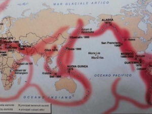 Vulcani attivi e zone sismiche nel mondo con mappa globale di zone a rischio sismico e vulcanico.