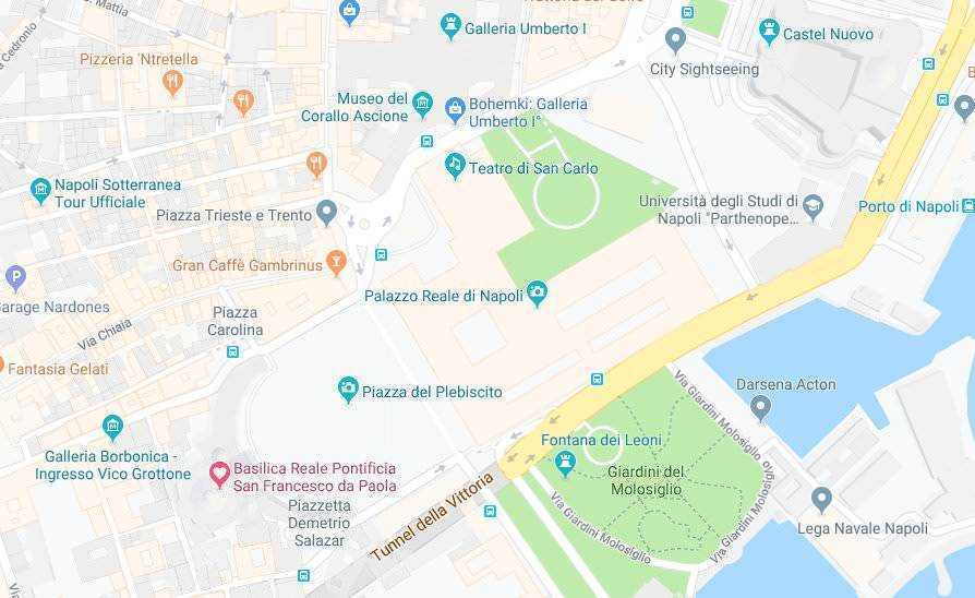 Piazza del Plebiscito a Napoli, vista della zona centrale con monumenti storici e spazi pubblici vivaci, perfetta per visite turistiche e passeggiate nel cuore della città.