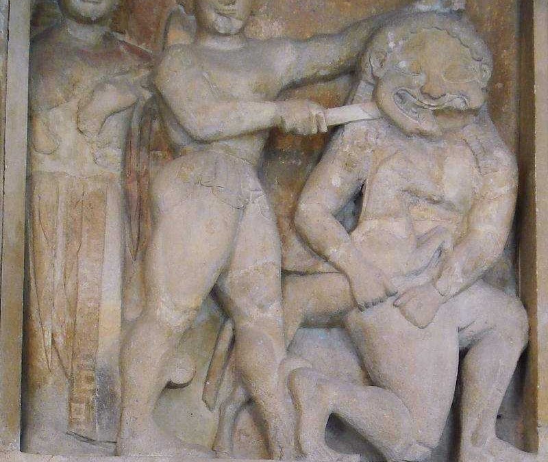 Uomo che sorregge un mostro mitologico in scultura in pietra, stile antico, rappresentando mitologie e leggende dell'antichità.