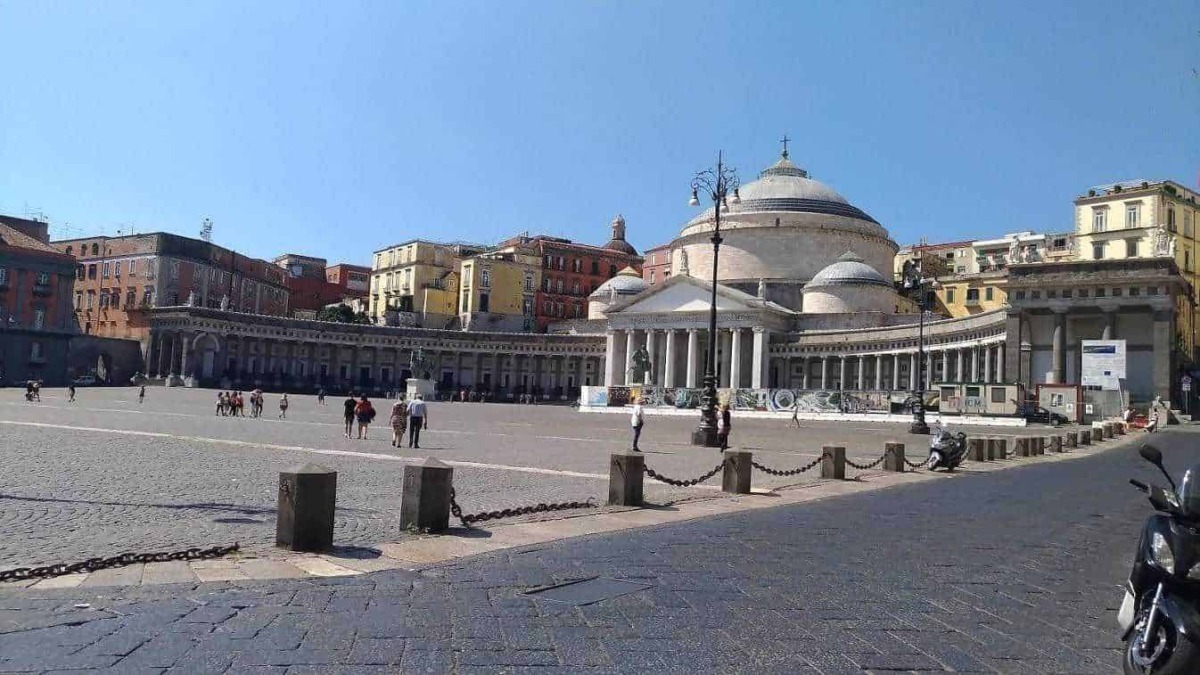 Piazza Plebiscito: Antica Chiesa di San Ferdinando a Napoli, esempio di architettura neoclassica nel cuore del centro storico. Un iconico sito turistico e culturale della città partenopea.