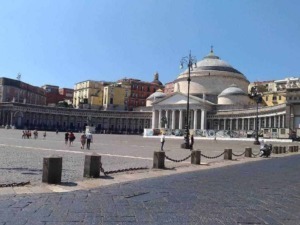Piazza Plebiscito: Antica Chiesa di San Ferdinando a Napoli, esempio di architettura neoclassica nel cuore del centro storico. Un iconico sito turistico e culturale della città partenopea.