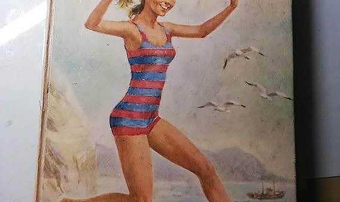 Simona in costume da bagno a righe, volo sopra il mare con barche e scogli, copertina di un libro vintage, scena mediterranea, ambientazione estiva, illustrazione colorata.