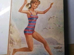 Simona in costume da bagno a righe, volo sopra il mare con barche e scogli, copertina di un libro vintage, scena mediterranea, ambientazione estiva, illustrazione colorata.