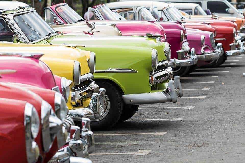Taxi d'epoca parcheggiati in fila in un evento di auto d'epoca.