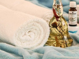 Profumo rilassante di oli essenziali con tovagliolo di spugna e flacone di olio aromatico per massaggi e aromaterapia.