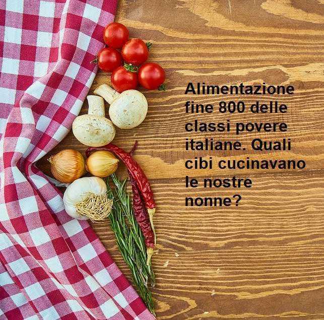 Alimentazione fine 800 delle classi povere italiane: Pomodori ciliegia, funghi, cipolle, aglio e peperoncino su tavolo di legno con tovaglia a scacchi rossa e bianca, pronti per ricette tradizionali italiane.