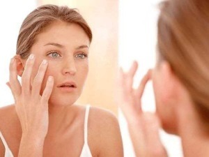 Pelle fresca e cura della routine di bellezza, giovane donna che si guarda allo specchio, cura del viso dermatologia e skincare.