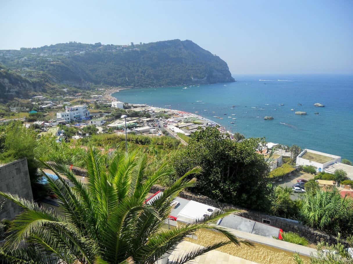 3 isole Flegree: Ischia, Procida e Capri tra mare, terme e borghi 7 La spiaggia di Citara