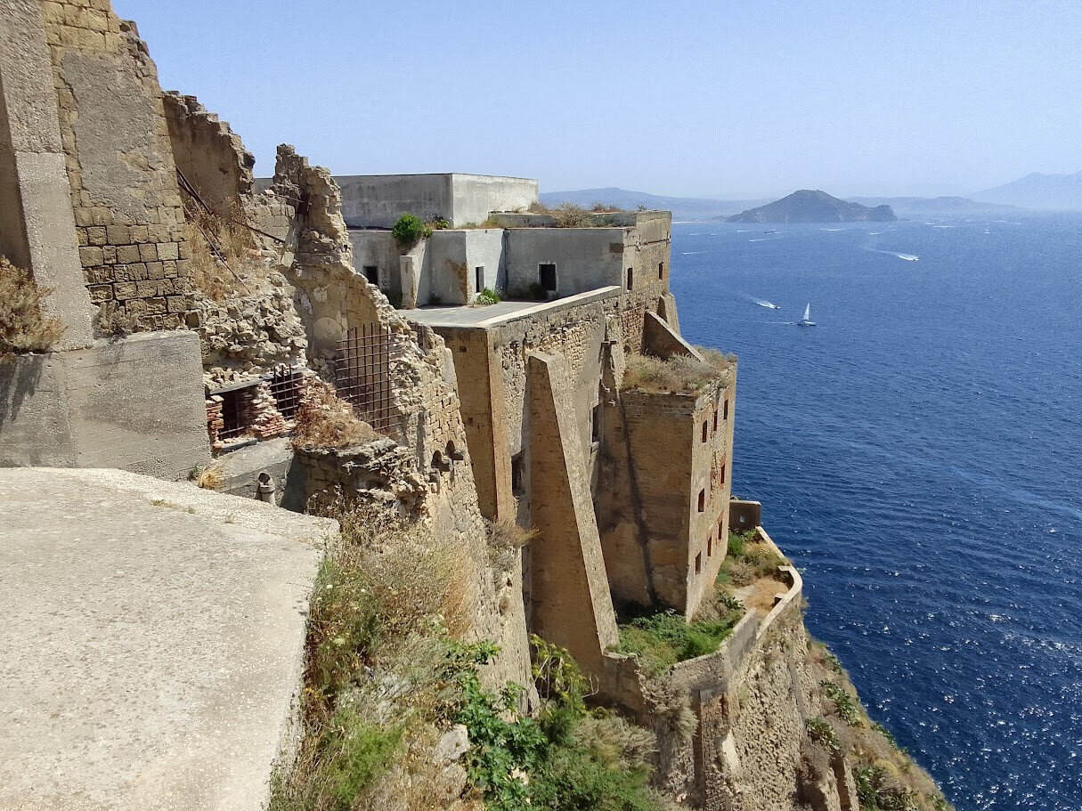 3 isole Flegree: Ischia, Procida e Capri tra mare, terme e borghi 11 Terra Murata, la zona del castello, si trova nel punto più alto di tutta l’isola di Procida
