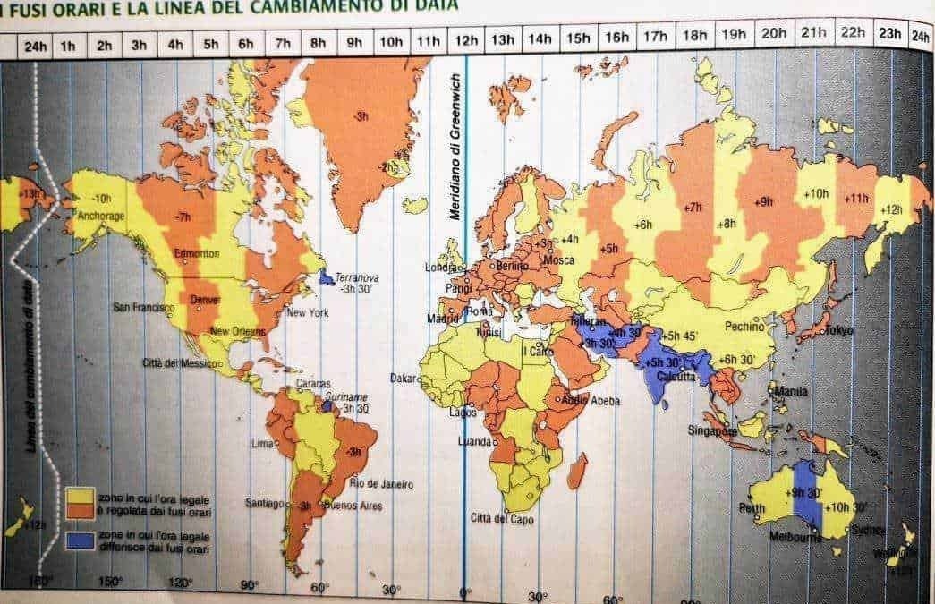 Fuso orario e cambio di orario mondiale su mappa geografica.