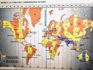 Fuso orario e cambio di orario mondiale su mappa geografica.