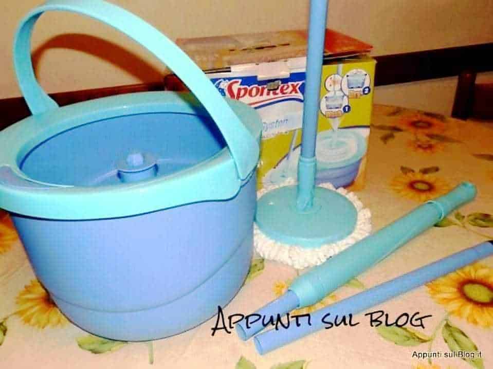 Microfibra, attrezzo per pulizie e pulizie domestiche, con dettaglio di bobina di panno in microfibra.