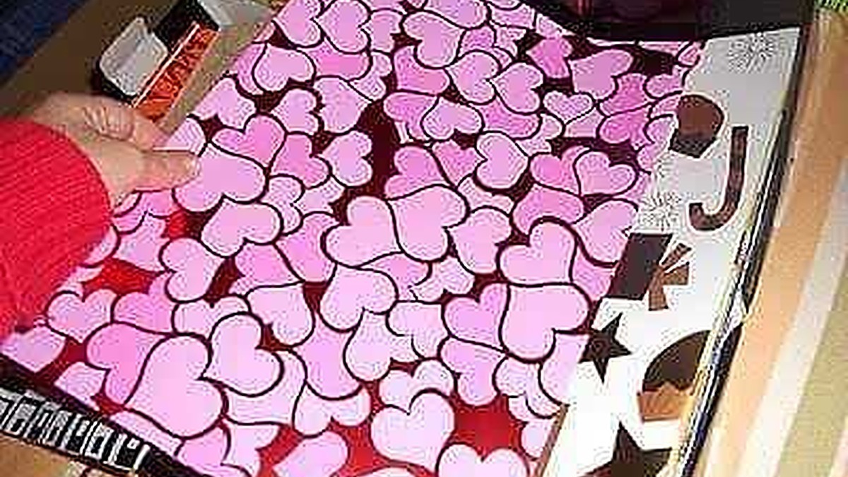 Penna e quaderno decorato con cuori rosa, pronto per appunti o scrittura creativa.