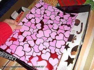 Penna e quaderno decorato con cuori rosa, pronto per appunti o scrittura creativa.