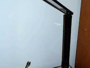 Lampada da tavolo LED nera, moderna e regolabile per illuminazione ottimale, posizionata su scrivania o tavolo. Ideale per studi, uffici e ambienti di lavoro per una luce direzionale e versatile.