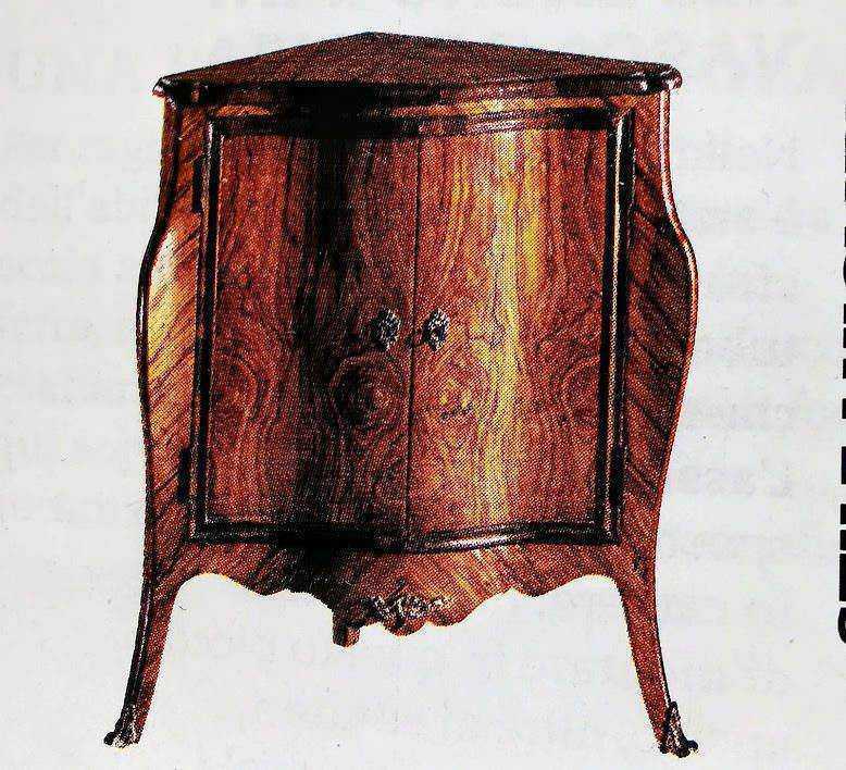 Antica credenza in legno massiccio con dettagli artigianali, stile classico e design elegante, perfetta per arredare soggiorno o camera da letto con un tocco vintage e raffinato.