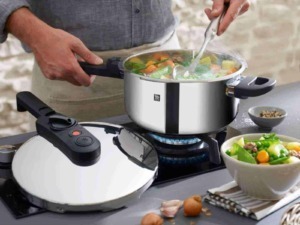 Pentole a pressione moderne in cucina, preparazione di minestre e zuppe con verdure fresche, tecnologia avanzata per cucinare in modo rapido e sicuro.