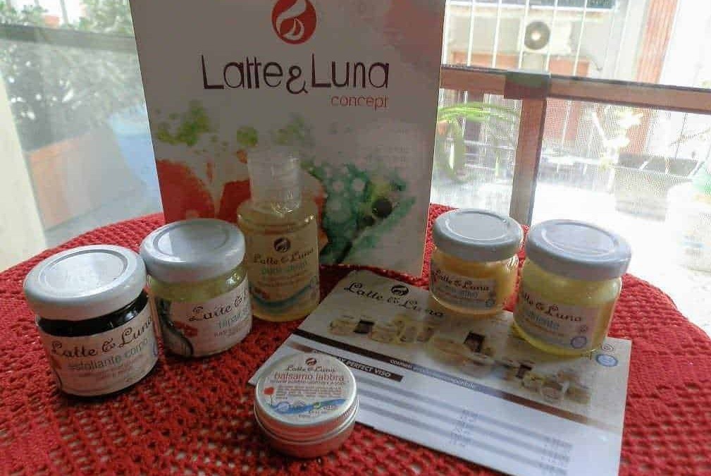 Latte e Luna prodotti naturali in vasetti su tovaglietta rossa, con volantini pubblicitari, atmosfera accogliente.