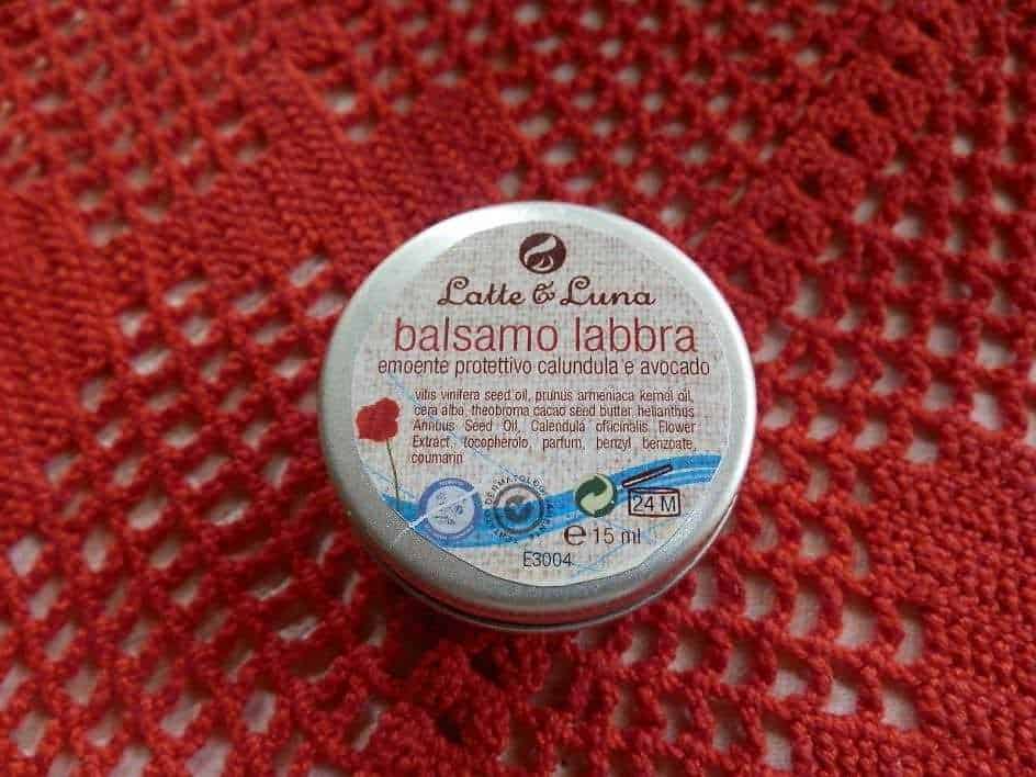 Profumo labbra naturale con estratti di calendula e avocado, ideale per un effetto protettivo e idratante - Latte & Luna balsamo labbra.