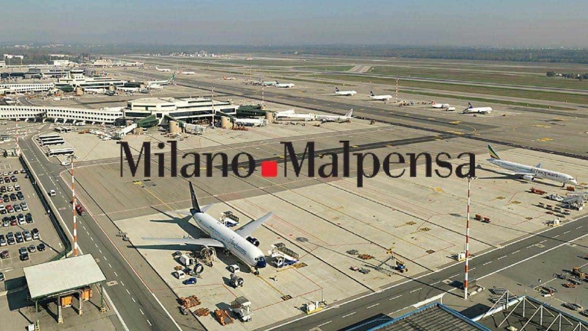 Aereoporto di Milano Malpensa con voli nazionali e internazionali, parcheggi e servizi aeroportuali. Vista dall'alto dell'aeroporto con aerei pronti al decollo e atterraggio.