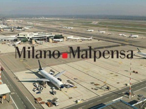 Aereoporto di Milano Malpensa con voli nazionali e internazionali, parcheggi e servizi aeroportuali. Vista dall'alto dell'aeroporto con aerei pronti al decollo e atterraggio.