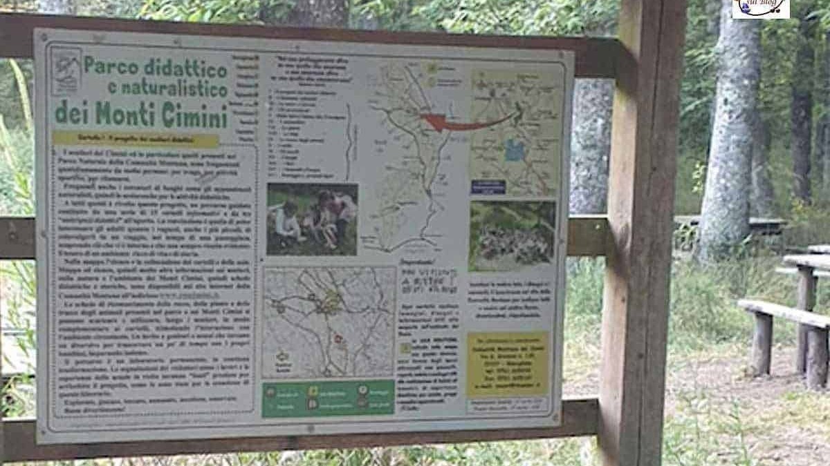 Parco didattico e naturalistico Monti Cimini, cartello info natura, itinerari escursionistici, flora e fauna, mappa sentieri, educazione ambientale, attività outdoor, biodiversità.