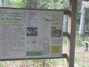 Parco didattico e naturalistico Monti Cimini, cartello info natura, itinerari escursionistici, flora e fauna, mappa sentieri, educazione ambientale, attività outdoor, biodiversità.