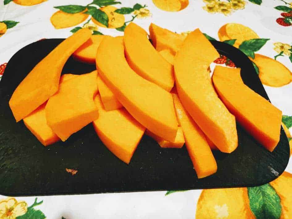 Succhi di melone fresco e maturato, tagliati a fette, pronti per essere gustati come spuntino salutare o dessert naturale. Melone succoso ideale per alimenti estivi e ricchi di vitamine.