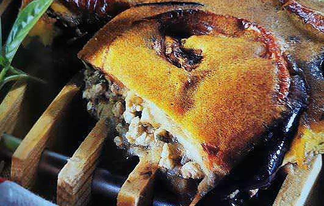 Vaschetta di trippa al forno con crosta dorata, ricca di sugo e sapore tipico italiano, perfetta per pranzi casalinghi e condivisione in famiglia.