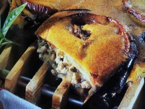 Vaschetta di trippa al forno con crosta dorata, ricca di sugo e sapore tipico italiano, perfetta per pranzi casalinghi e condivisione in famiglia.