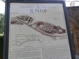 Parco archeologico di Sutri, dettaglio della mappa storica e planimetria del sito con aree principali e ambientazioni antiche, ideale per appassionati di storia e turismo culturale in Lazio.